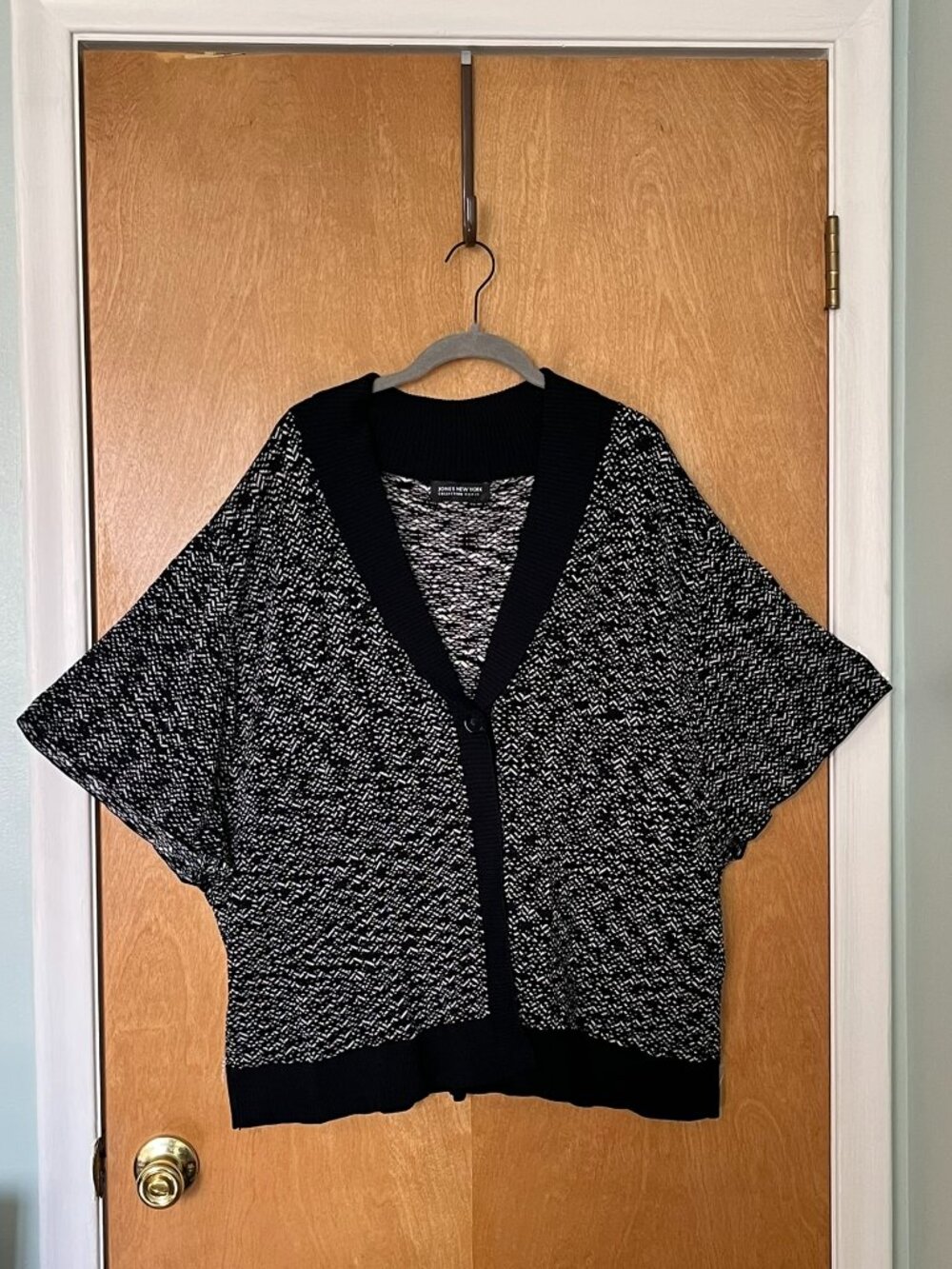 Jones New York Size 3X Black & White Shrug with Button